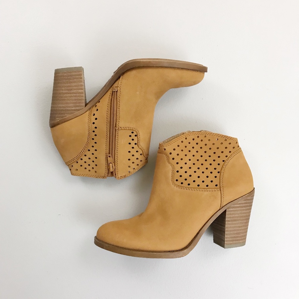LUCKY BRAND Caramel Suede Leather Ankle Booties SZ 6 Perforated Zip